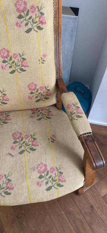 Antieke Omastoel met Roosjes Bekleding beschikbaar voor biedingen