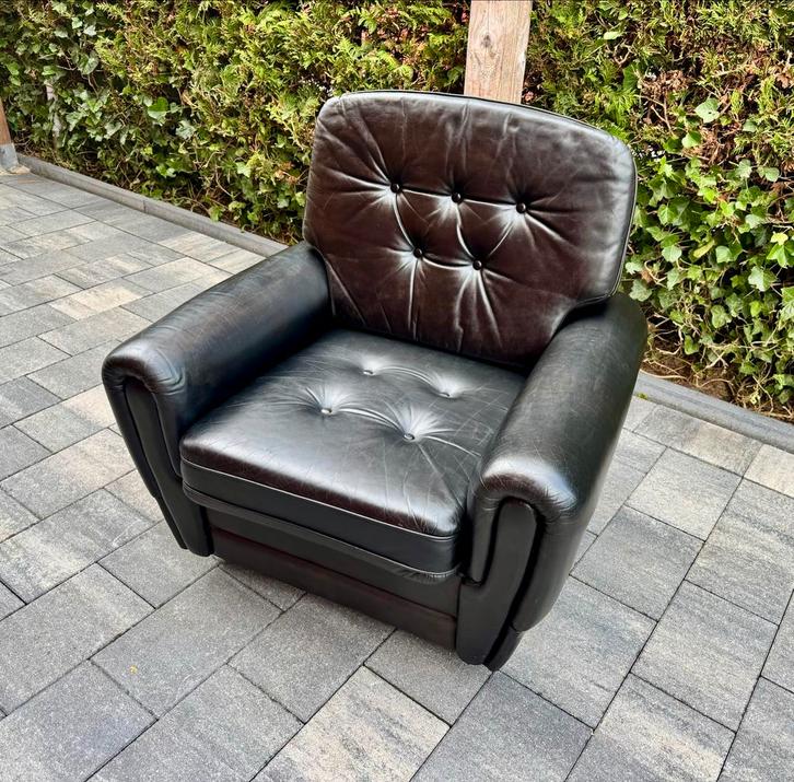 Wie o wie   Klassieke club chair - in prachtig zwart leer, Antiek en Kunst, Antiek | Meubels | Stoelen en Banken, Ophalen of Verzenden