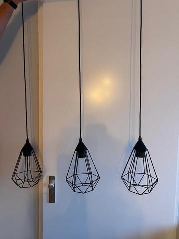 Moderne Hanglamp met Metalen Frame beschikbaar voor biedingen