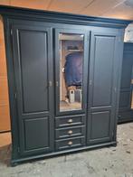 Mat zwarte grenen kledingkast, Huis en Inrichting, Kasten | Overige, Ophalen, Zo goed als nieuw