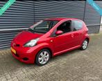 Toyota Aygo 1.0-12V Aspiration Red |Leder|Navi|Airco|NWE APK, Voorwielaandrijving, Euro 5, Gebruikt, Zwart