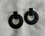 Oorbellen hangers rond zwart met reliëf nieuw!, Ophalen of Verzenden, Zwart, Hangers