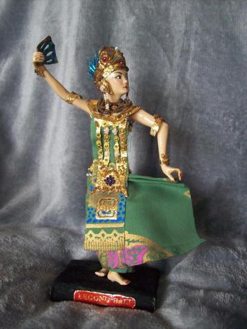 Beeld Indonesië Legong Bali 23 cm traditionele klederdracht beschikbaar voor biedingen