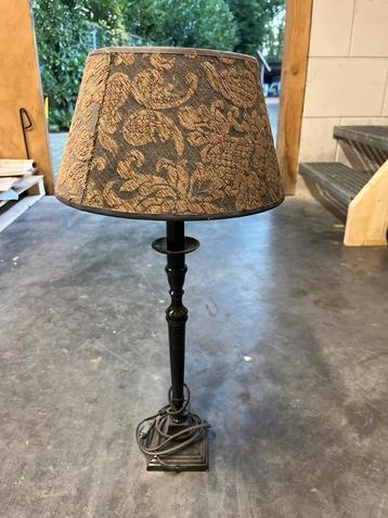 Vintage Tafellamp met Stoffen Kap beschikbaar voor biedingen