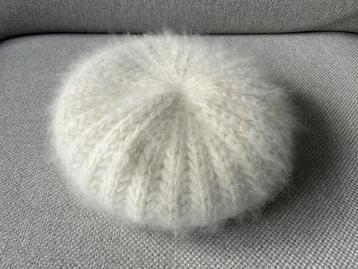 Angora wol Franse baret muts wit / roomwit gebreid beschikbaar voor biedingen