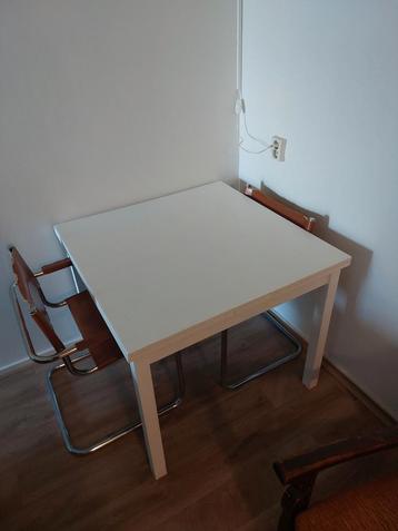 Gratis leren bank + tafel en stoelen beschikbaar voor biedingen