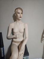 Zittende etalagepop paspop mannequin dame, Verzamelen, Poppen, Ophalen, Zo goed als nieuw, Pop