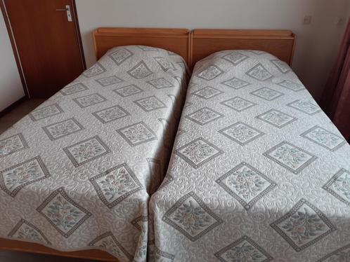 Beddensprei 2 stuks moet weg, Huis en Inrichting, Woonaccessoires | Plaids en Woondekens, Zo goed als nieuw, Ophalen
