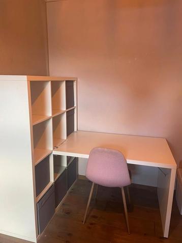 Bureau met vakkenkast, stoel en opbergdozen beschikbaar voor biedingen