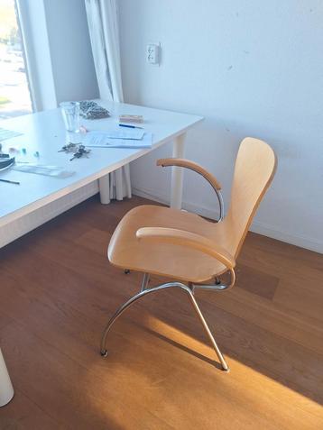 Nette, houten bureaustoel beschikbaar voor biedingen
