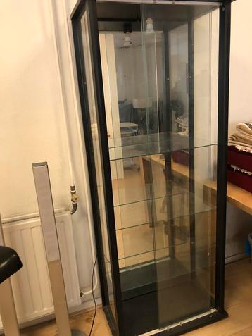 Glazen vitrinekast beschikbaar voor biedingen