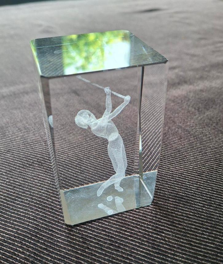 Glazen Golf Kubus met Laser Gravure met golfspeelster, Antiek en Kunst, Antiek | Glas en Kristal, Ophalen of Verzenden