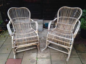 Twee bamboe schommelstoelen beschikbaar voor biedingen