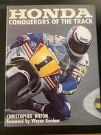 HONDA, Conquerors of the track by Christopher Hilton, 1990, Boeken, Motoren, Ophalen of Verzenden, Zo goed als nieuw, Christopher Hilton