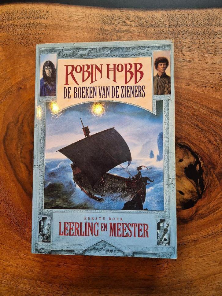 Robin Hobb – Leerling & Meester Zienerstrilogie Boek 1, Boeken, Fantasy, Zo goed als nieuw, Ophalen of Verzenden