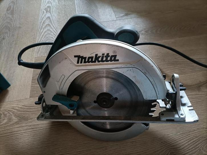 Makita HS7601J Cirkelzaag - Krachtig en Betrouwbaar!, Doe-het-zelf en Verbouw, Gereedschap | Zaagmachines, Cirkelzaag, 1200 watt of meer