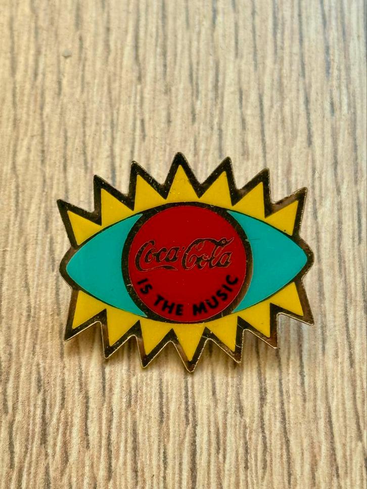 Coca Cola Is The Music Vintage Pin, Verzamelen, Speldjes, Pins en Buttons, Gebruikt, Speldje of Pin, Merk, Ophalen of Verzenden