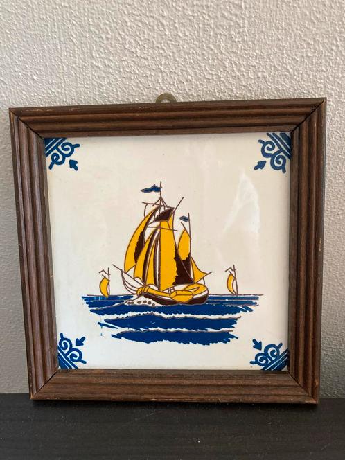 Wandtegel met Zeilschip in Houten Lijst, Antiek en Kunst, Antiek | Wandborden en Tegels, Ophalen of Verzenden