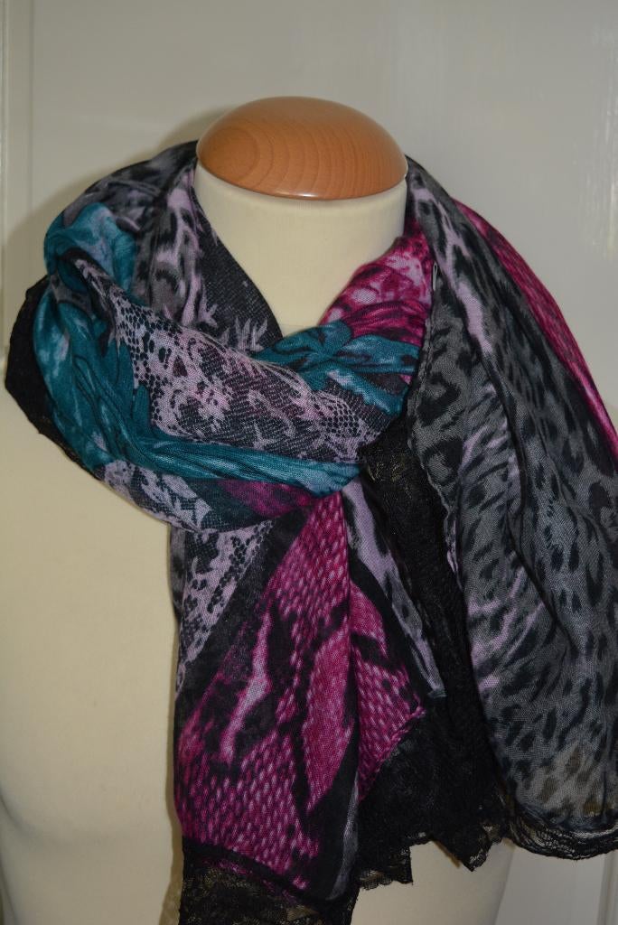 mooie brede langwerpig kleurrijke shawl, Ophalen of Verzenden, Zo goed als nieuw, Maat 46/48 (XL) of groter, Sjaal