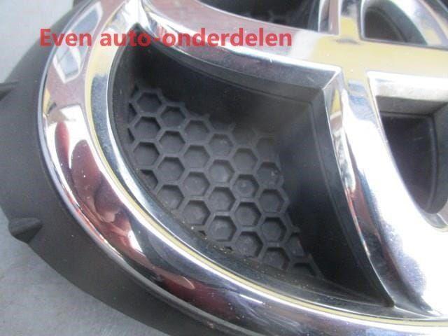 voorbumper embleem met houder Toyota Aygo, Auto-onderdelen, Carrosserie en Plaatwerk, Toyota, Gebruikt, Ophalen of Verzenden