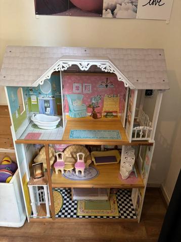 Poppenhuis 130 cm hoog beschikbaar voor biedingen