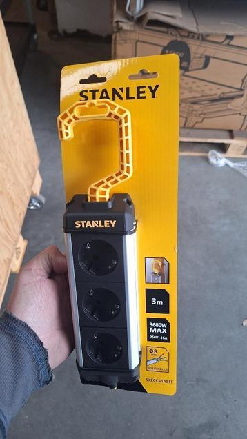 Stanley stekkerdoos alu. met haak 3-voudig H05VV-F 3G1.5MM² beschikbaar voor biedingen