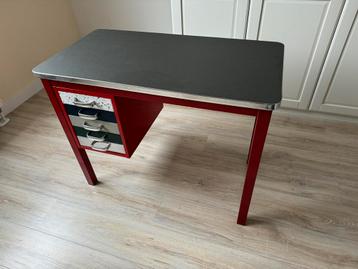Industrieel metalen bureau Linoleum blad jaren 50. beschikbaar voor biedingen