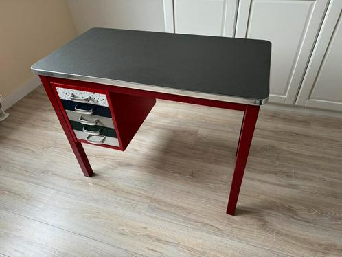 Industrieel metalen bureau Linoleum blad jaren 50., Huis en Inrichting, Bureaus, Zo goed als nieuw, Bureau, Ophalen of Verzenden