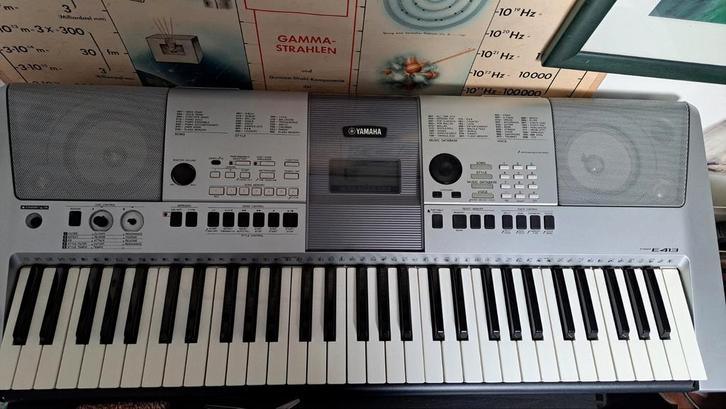 PSR-E413 Keyboard. Weinig gebruikt met stander en piano kruk, Muziek en Instrumenten, Keyboards, Gebruikt, 61 toetsen, Yamaha