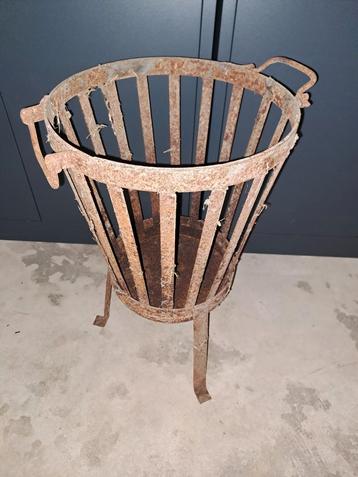 IJzeren vuurkorf  beschikbaar voor biedingen