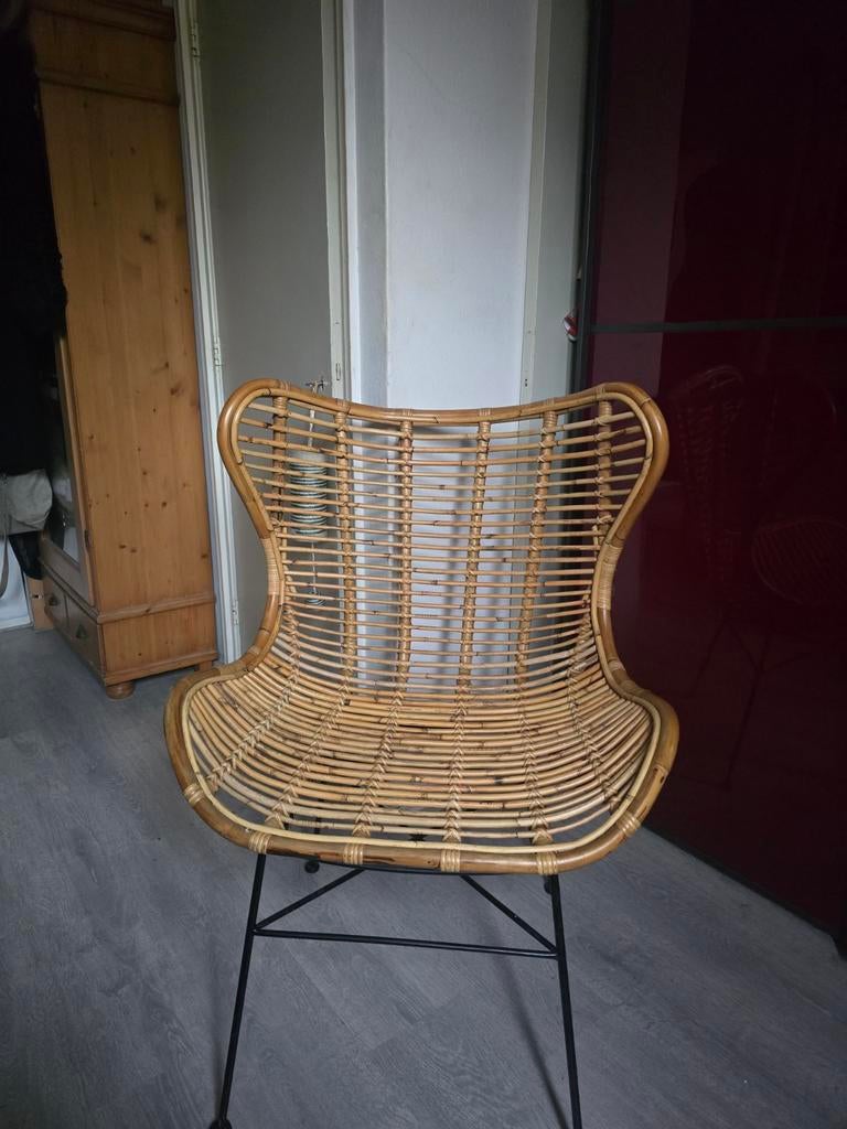 Rotan Stoel met metalen poten, Huis en Inrichting, Stoelen, Ophalen, Zo goed als nieuw, Bruin, Eén