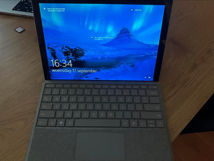 Microsoft Surface Pro 5 (2017), Computers en Software, Windows Laptops, Gebruikt, 13 inch, SSD, 2 tot 3 Ghz, Qwerty, Ophalen