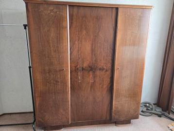 kleding kast 3-deurs slaapkamer notenhout  beschikbaar voor biedingen