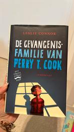 Leslie Connor - De gevangenisfamilie van Perry T. Cook, Ophalen of Verzenden, Zo goed als nieuw, Leslie Connor