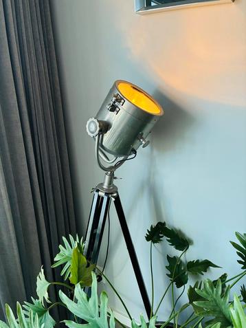 Industriële Driepoot Lamp - In Hoogte Verstelbaar beschikbaar voor biedingen
