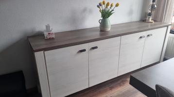 In zeer nette staat dressoir beschikbaar voor biedingen
