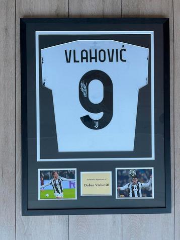 Gesigneerd, Dušan Vlahović, Ingelijst Shirt incl coa beschikbaar voor biedingen