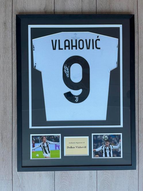 Gesigneerd, Dušan Vlahović, Ingelijst Shirt incl coa, Verzamelen, Sportartikelen en Voetbal, Nieuw, Shirt, Buitenlandse clubs