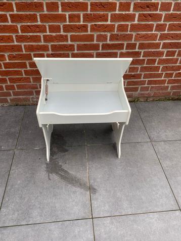 Leuk Kinderbureau met Opbergruimte beschikbaar voor biedingen