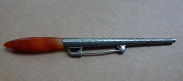 Broche gemaakt van een Tamboereer naaldhouder en agaat  beschikbaar voor biedingen