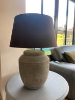 Rustieke kruiklamp met grijze Kap, Huis en Inrichting, Lampen | Tafellampen, Ophalen, Gebruikt, Stof, 50 tot 75 cm