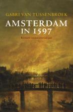 Gabri van Tussenbroek - Amsterdam in 1597., Boeken, Ophalen of Verzenden, 20e eeuw of later, Gelezen, Gabri van Tussenbroek