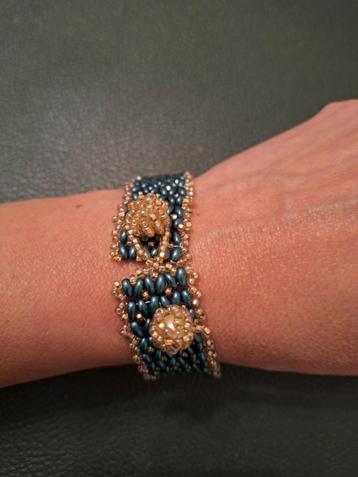 Groen met goudkleurige armband  beschikbaar voor biedingen