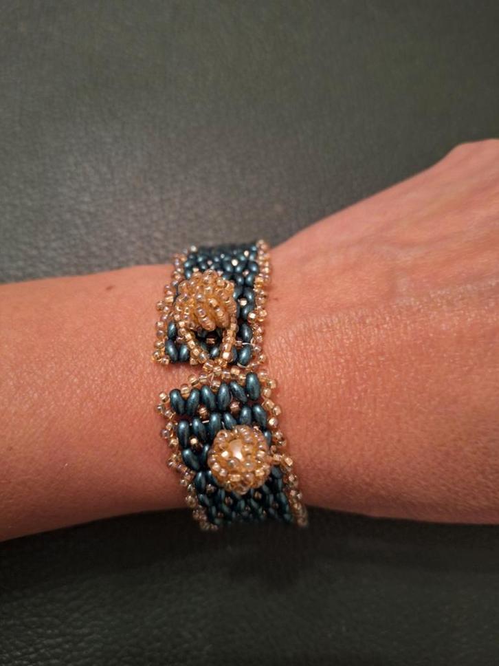 Groen met goudkleurige armband, Sieraden, Tassen en Uiterlijk, Armbanden, Zo goed als nieuw, Overige materialen, Groen, Ophalen of Verzenden