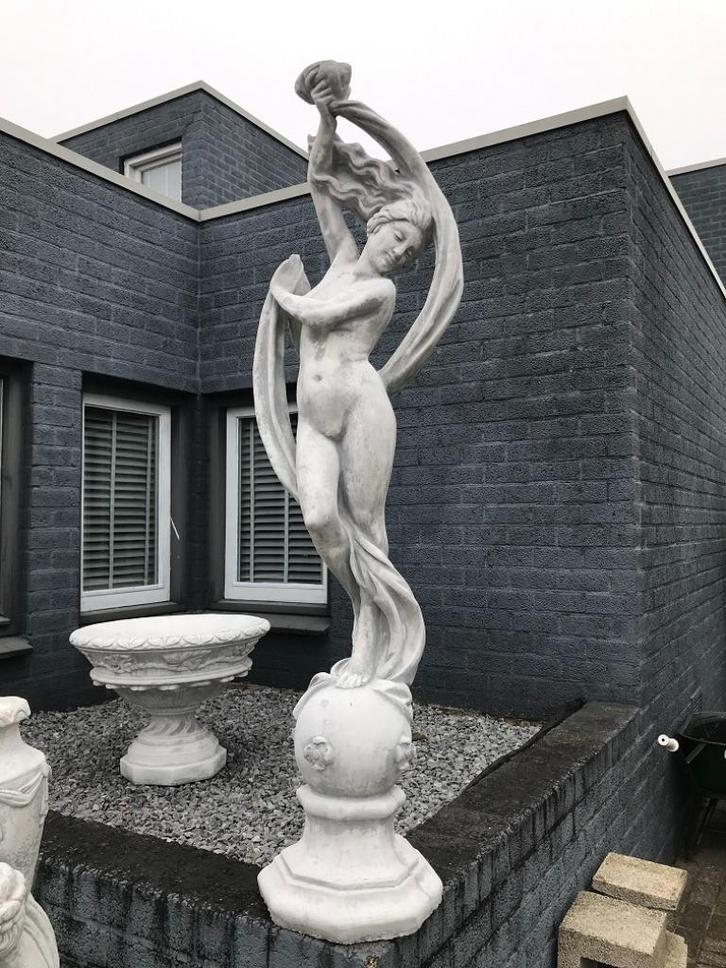 Mooi stenen tuinbeeld "the lady with the scarf", Tuin en Terras, Tuinbeelden, Steen, Ophalen of Verzenden