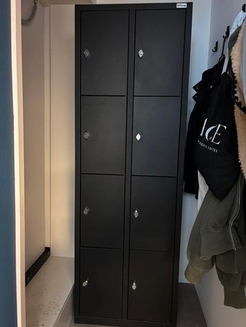 Zwarte lockerkast met 8 deuren inclusief hangsloten met tag