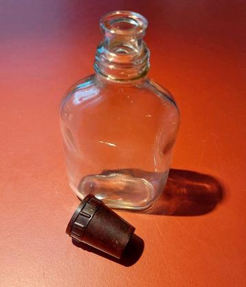 Vintage drank-/Borrel-/Hoestdrankflesmet bakelieten dop beschikbaar voor biedingen