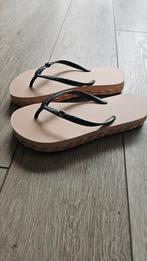 teen slippers van Uzurii, Kleding | Dames, Schoenen, Ophalen of Verzenden, Nieuw