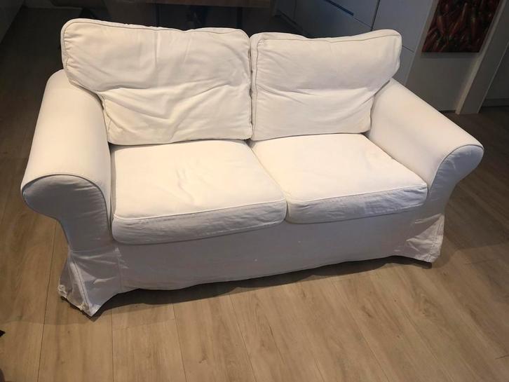 Keurig Ikea Ektorp tweezitsbankje met witte stoffen hoes, Huis en Inrichting, Banken | Bankstellen, Gebruikt, Rechte bank, Tweepersoons