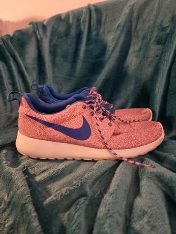 Nike roshe run pink/blue maat 42 beschikbaar voor biedingen